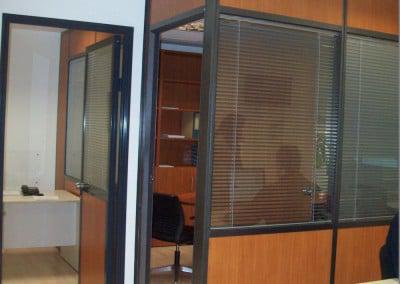 Κατασκευή κλειστού γραφείου με laminete και τζάμι με περσίδες και πόρτα