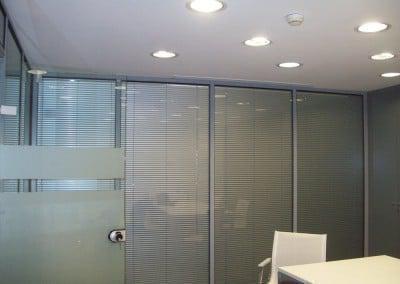 Κατασκευή κλειστού γραφείου με laminete και τζάμι με εσωτερικές περσίδες